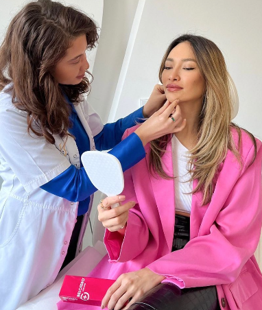Modelka Dominika Ducová počas ošetrenia na klinike
